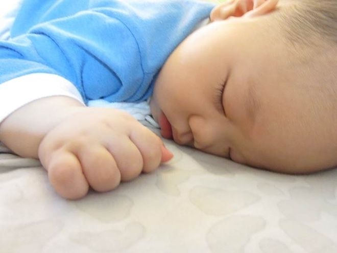 bé ngủ sấp