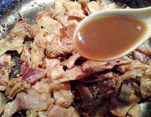 cho nước me vào nấu chung