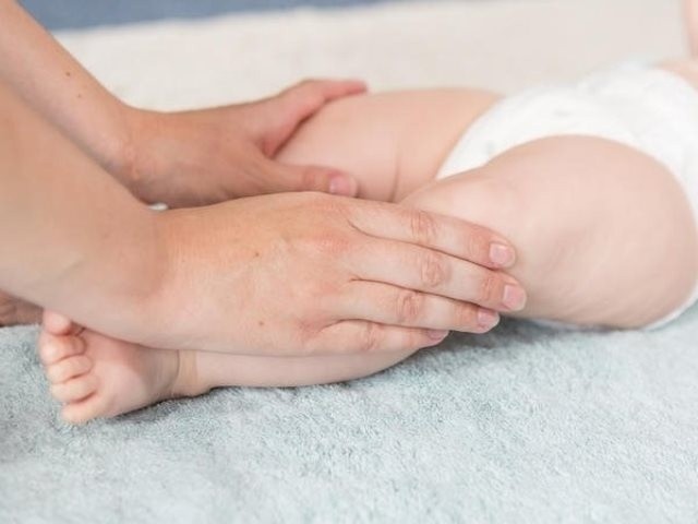 bé tập đi chân vòng kiềng