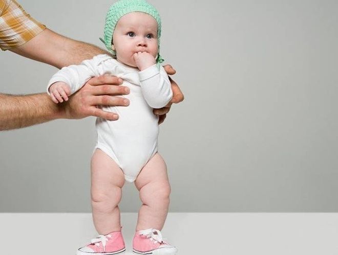 bé tập đi chân vòng kiềng