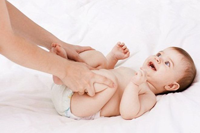 bé tập đi chân vòng kiềng