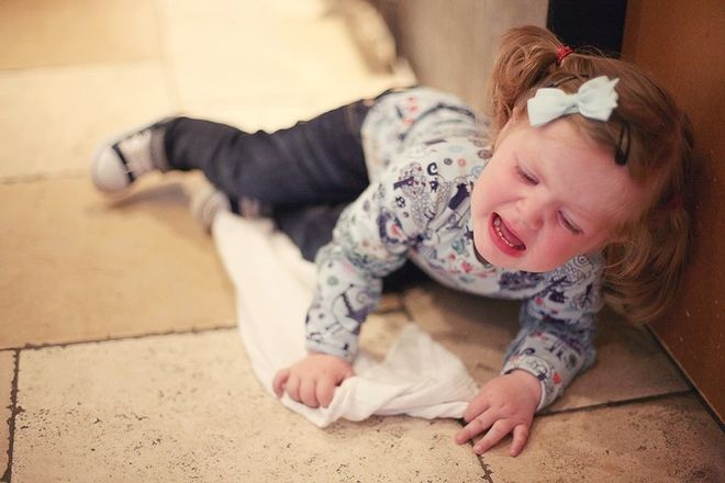 bé tập đi hay bị ngã