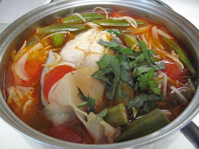 thêm rau thơm vào canh chua