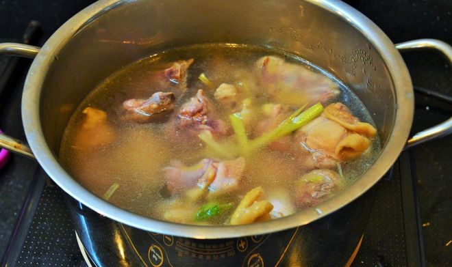 đun sôi thịt gà
