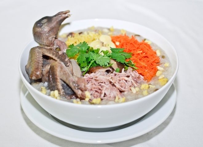 cháo bồ câu nấu nguyên con