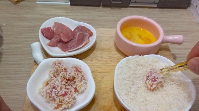 lăn thịt qua bột chiên xù