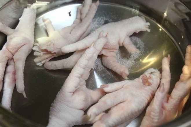 ngâm chân gà với muối
