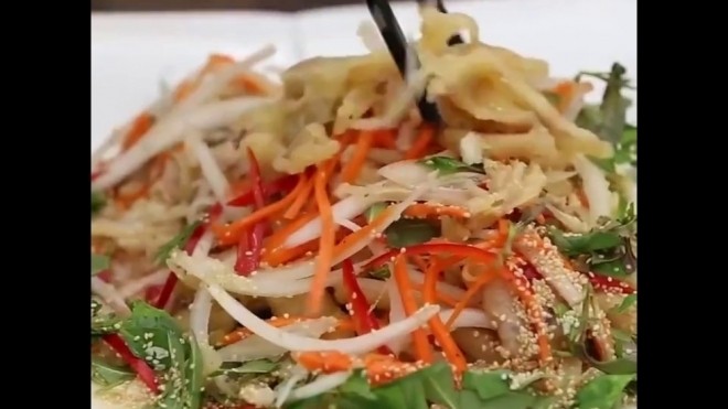 trộn đều chân gà với rau củ