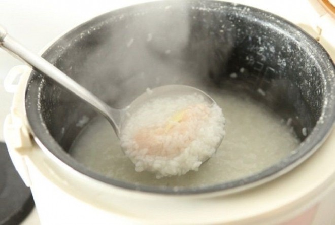 cho thịt gà vào cháo