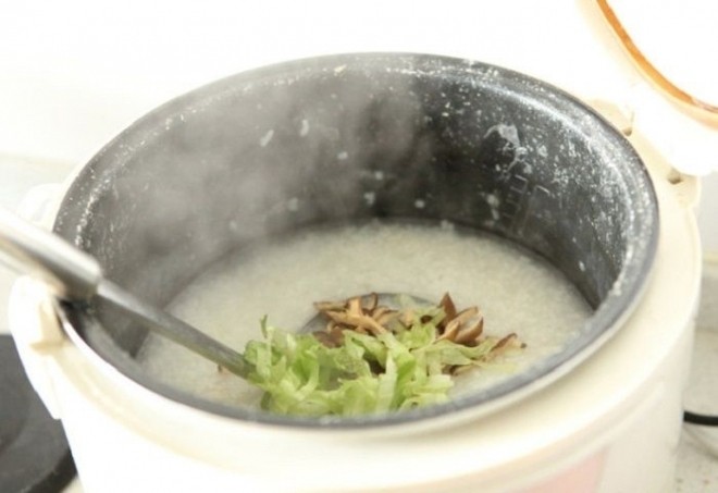 cho xà lách, mộc nhĩ vào cháo