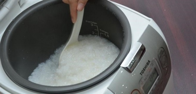 khuấy cháo đều lên