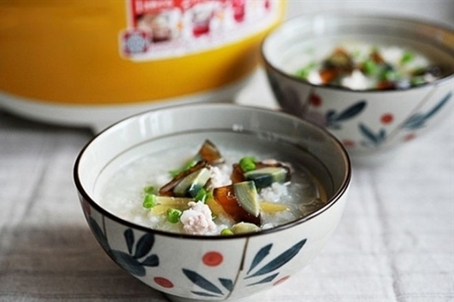 chén cháo thịt băm hấp dẫn