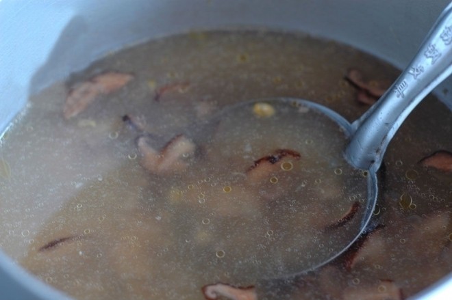 đổ nước luộc gà vào súp