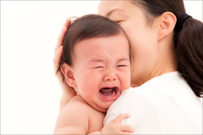 mẹ ôm bé khóc