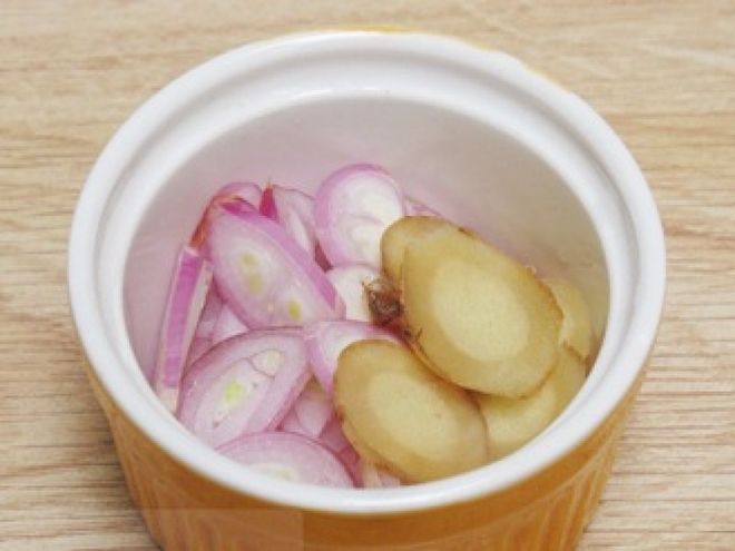 hành khô, gừng thái mỏng
