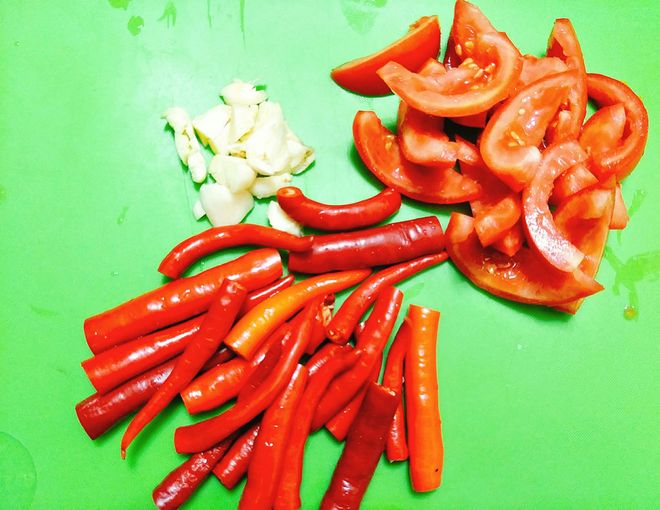 tỏi thái lát, cà chua cắt miếng, ớt bỏ cuống