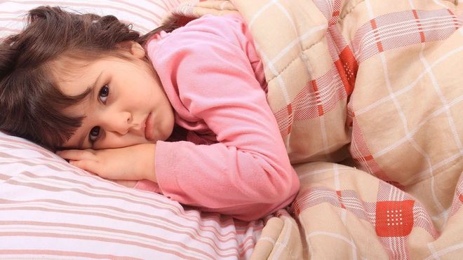 bé trằn trọc mất ngủ