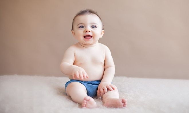 bé 6 tháng tuổi biết làm gì