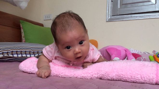 bé 6 tháng tuổi biết làm gì