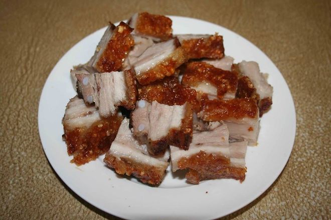 thịt heo quay cắt miếng vừa ăn