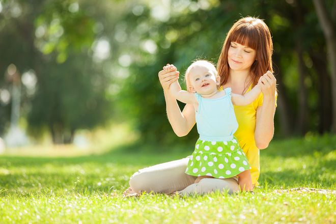 mẹ và bé tắm nắng