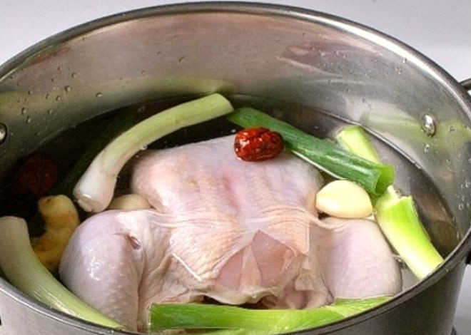 cho gà vào nồi nước và đun sôi