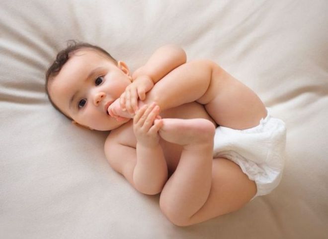 bé tập đi bị ngã ngửa