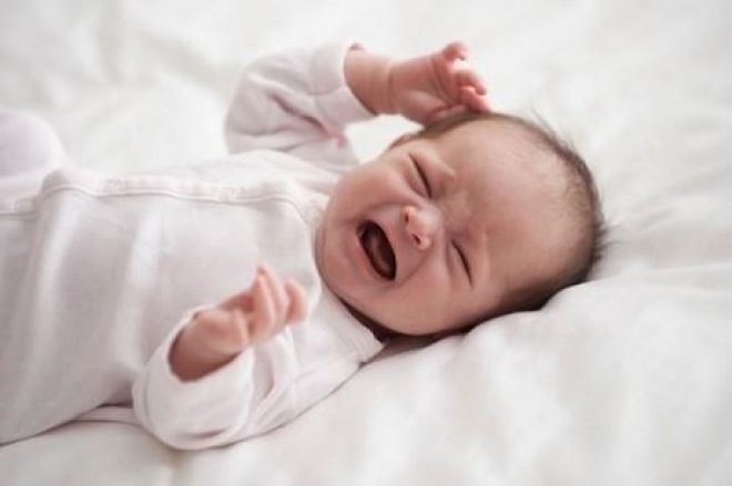 bé tập đi bị ngã ngửa