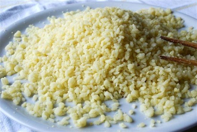 dùng tay trộn nếp đến khi hạt nếp không dính nhau nữa