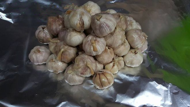 bọc tỏi đen bằng giấy bạc