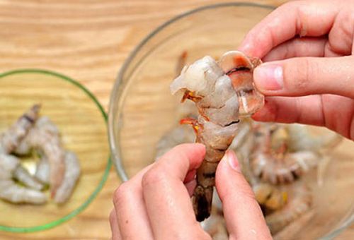 tôm bóc vỏ rửa sạch