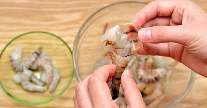 tôm rửa sạch bóc vỏ