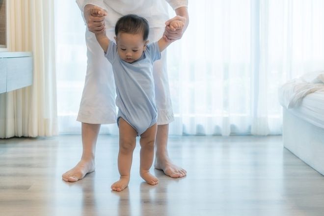 bé tập đi
