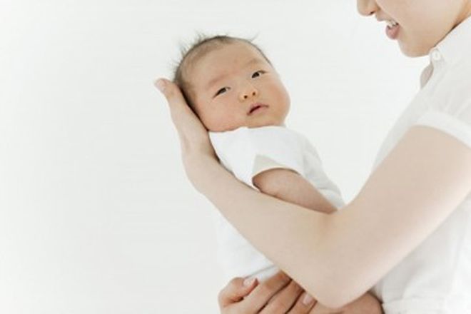 cách bế bé chuẩn