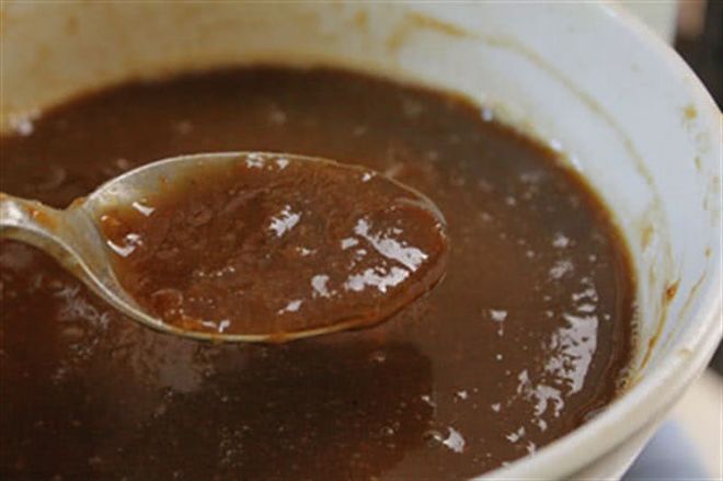 lọc qua rây lấy phần nước cốt me