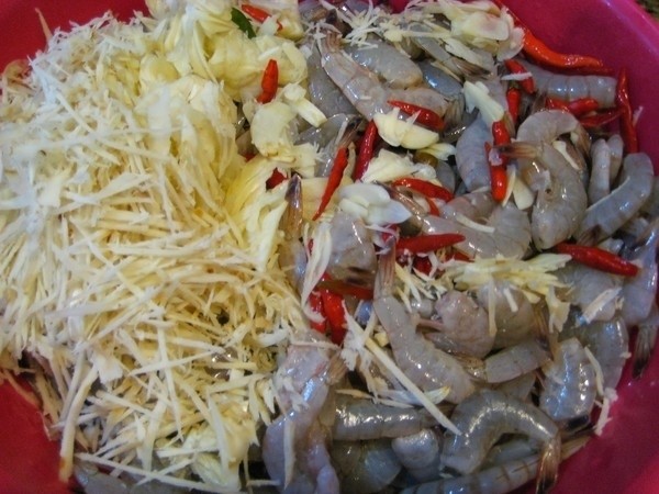 trộn tép cùng gừng, tỏi, ớt