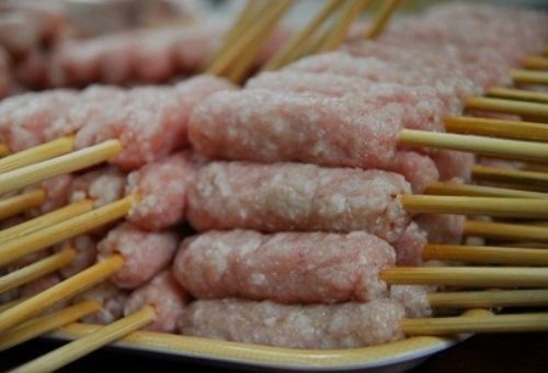 quấn thịt quanh que tre