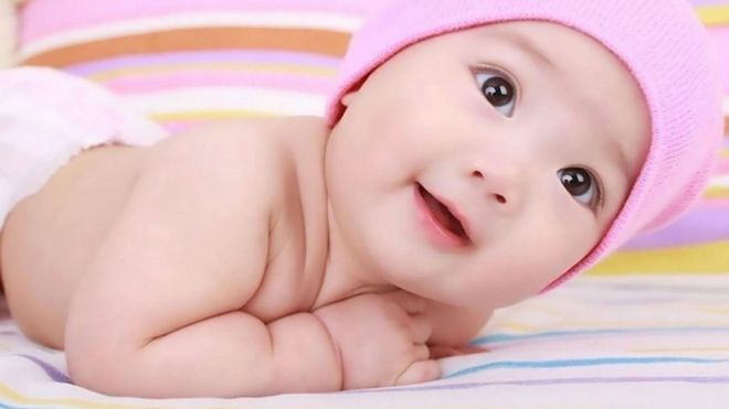 bé hay dụi mắt