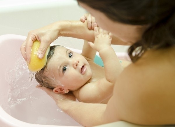 bé hay dụi mắt