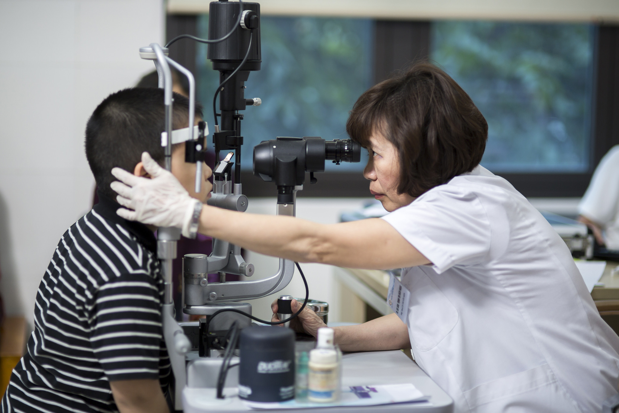 khám bệnh mắt cho trẻ