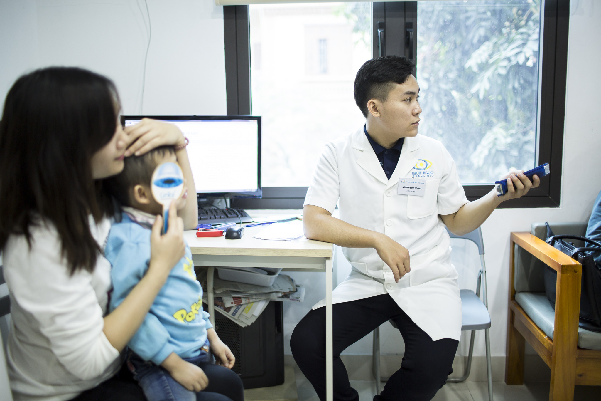 Khám bệnh lé cho trẻ