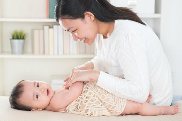 chăm sóc trẻ sơ sinh 2 tháng tuổi
