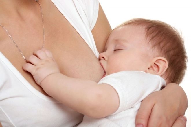 bé bú sữa mẹ