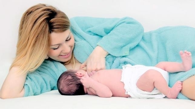 cách bế trẻ sơ sinh