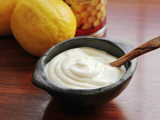 thêm nước cốt chanh vào sốt mayonnaise