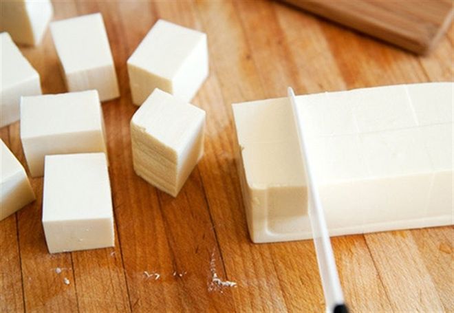 đậu rửa sạch, thái thành miếng vừa ăn