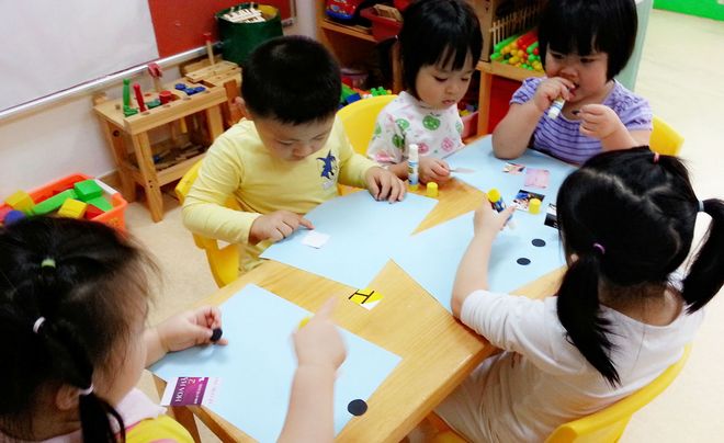 các bé học vẽ phát triển trí tưởng tượng