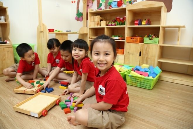 các bé cùng chơi với nhau