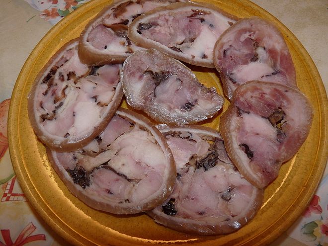chân giò cuộn thịt luộc