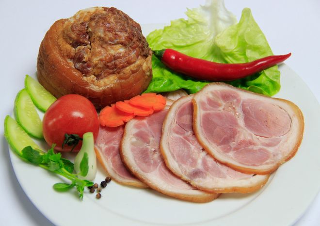 chân giò cuộn mộc nhĩ luộc